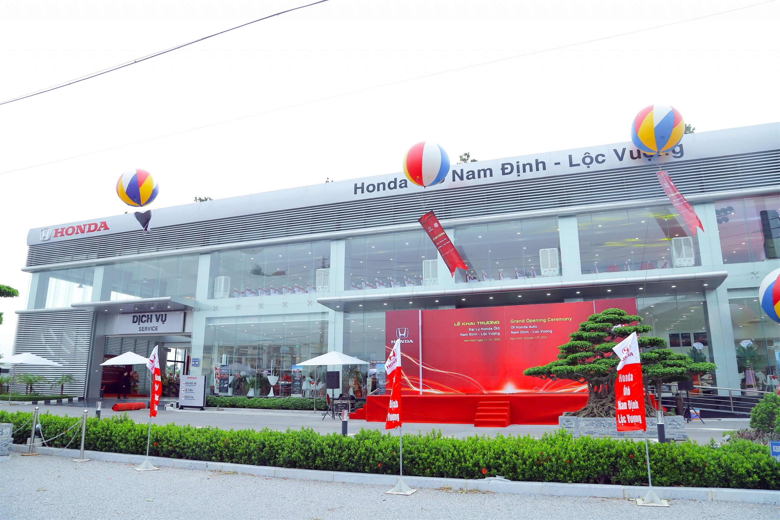 Dự SEA Games 31 HLV Keisuke Honda lần đầu checkin sân Thiên Trường ở Nam  Định